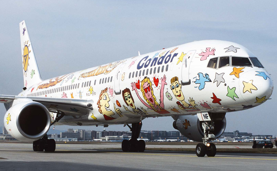 eine bunt bemalte Boeing 757 auf dem Rollfeld