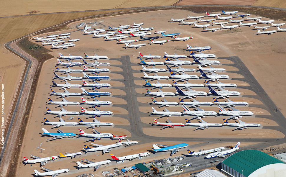 ein Flugzeugfriedhof mit abgestellten Langstreckenflugzeugen  und zwei A350