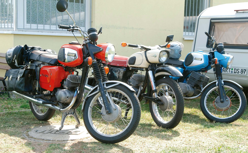 drei Motorräder der Marke MZ 