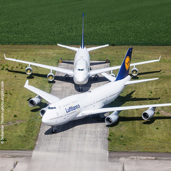 zwei Boeing 747 der Lufthansa auf einem Flugplatz geparkt