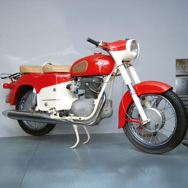 ein rot-weißes Motorrad der Marke Simson