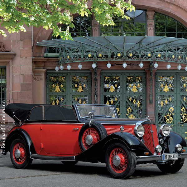 ein rot-schwarzer Horch 
