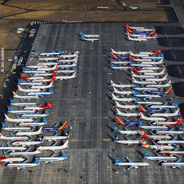 diverse Flugzeuge auf den Moses Lake Airport im Bundesstaat Washington geparkt
