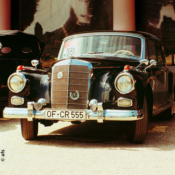 ein schwarzer Mercedes Benz 300 d