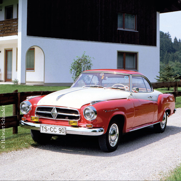 ein rot-weißer Borgward vor einem Haus