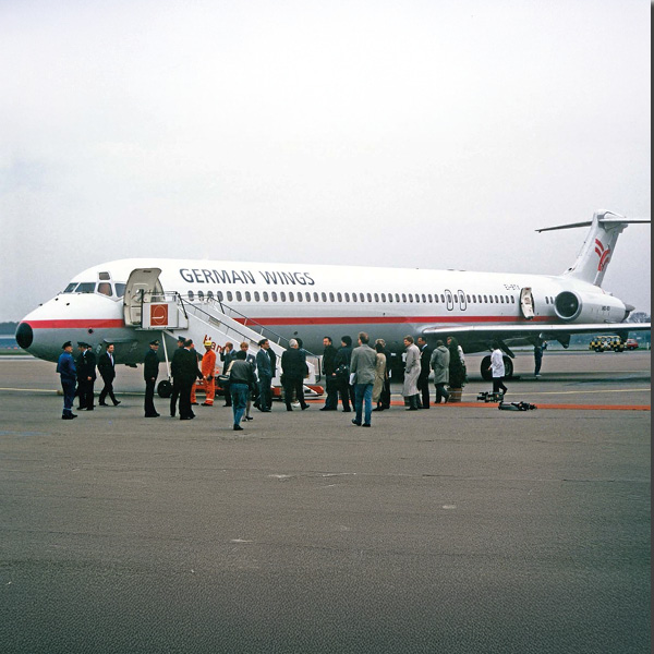 eine DC-9/MD-80/717 auf dem Rollfeld mit Passagieren beim Einsteigen