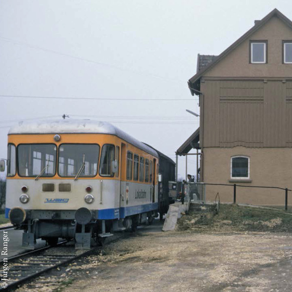 ein Zug steht an einem kleinen Bahnhof