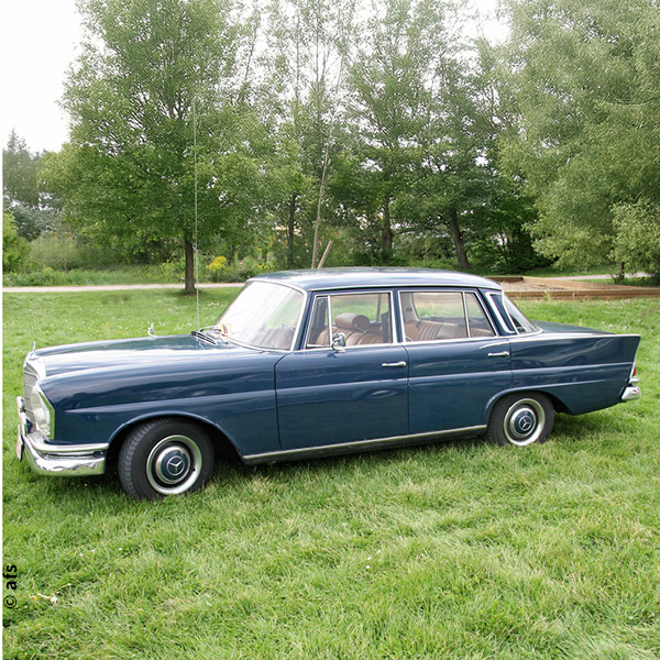 ein blauer Mercedes Benz mit Heckflosse