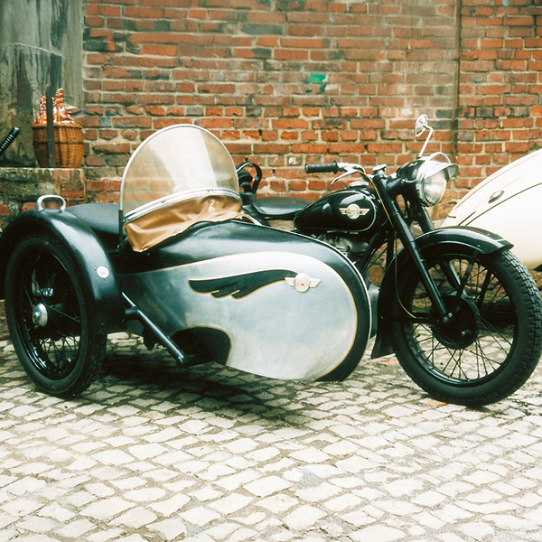 ein schwarzes Motorrad der Marke Simson mit Seitenwagen