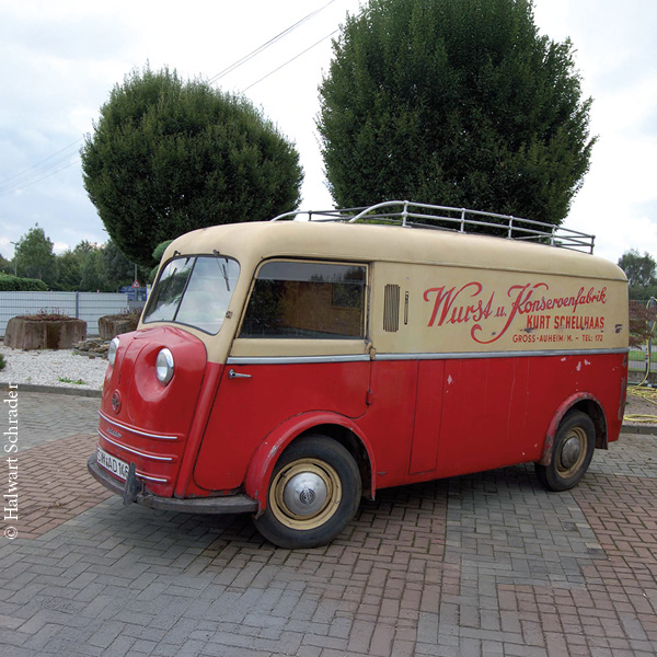 ein rot-beiger Tempo Matador 1951 mit einer Firmenbeschriftung an der Seite