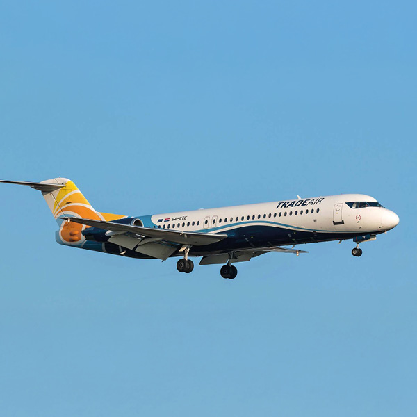 eine Fokker 100 im Landeanflug