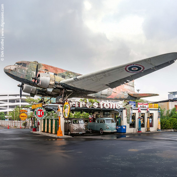 eine Royal Thai Air Force C-47 als Dekoobjekt auf dem Dach einer Tankstelle in Bangkok