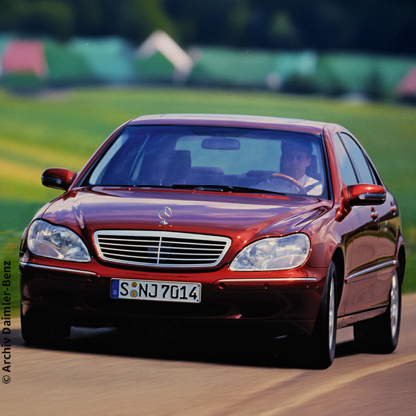 ein rostroter Mercedes Benz W 220