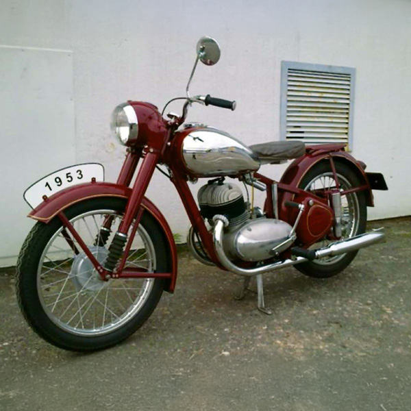 ein dunkelrotes Motorrad der tschechischen Marke Jawa 350 Perak Typ 18