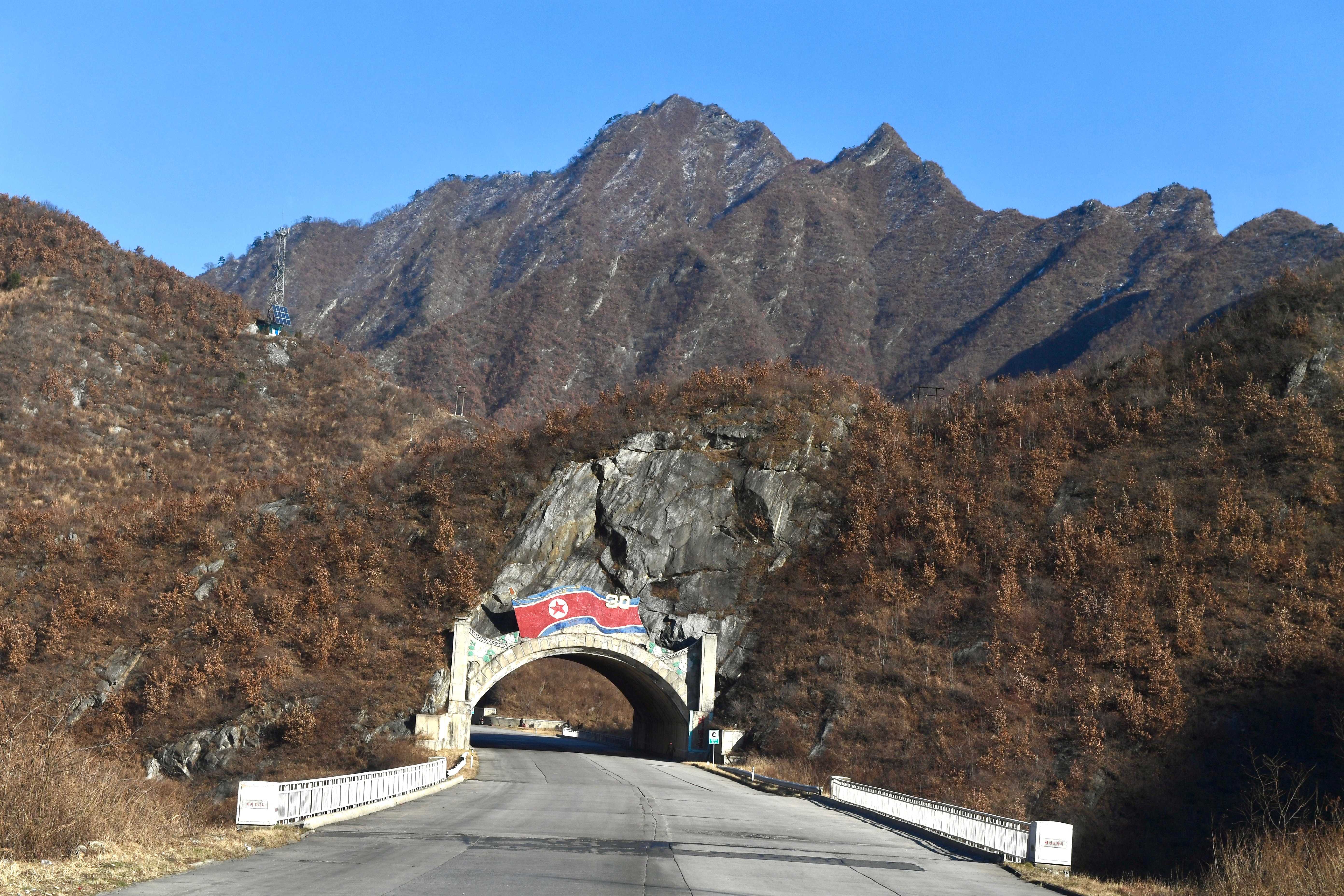 Die »Autobahn« von Wonsan nach Pyongyang ist nichts für »Weichsitzer«, da sie mit Betonplatten verlegt ist, an denen der Zahn der Zeit genagt hat. Dafür ist die Landschaft mit ihren Gebirgsmassiven spektakulär. Die »Autobahn« von Wonsan nach Pyongyang ist nichts für »Weichsitzer«, da sie mit Betonplatten verlegt ist, an denen der Zahn der Zeit genagt hat. Dafür ist die Landschaft mit ihren Gebirgsmassiven spektakulär.