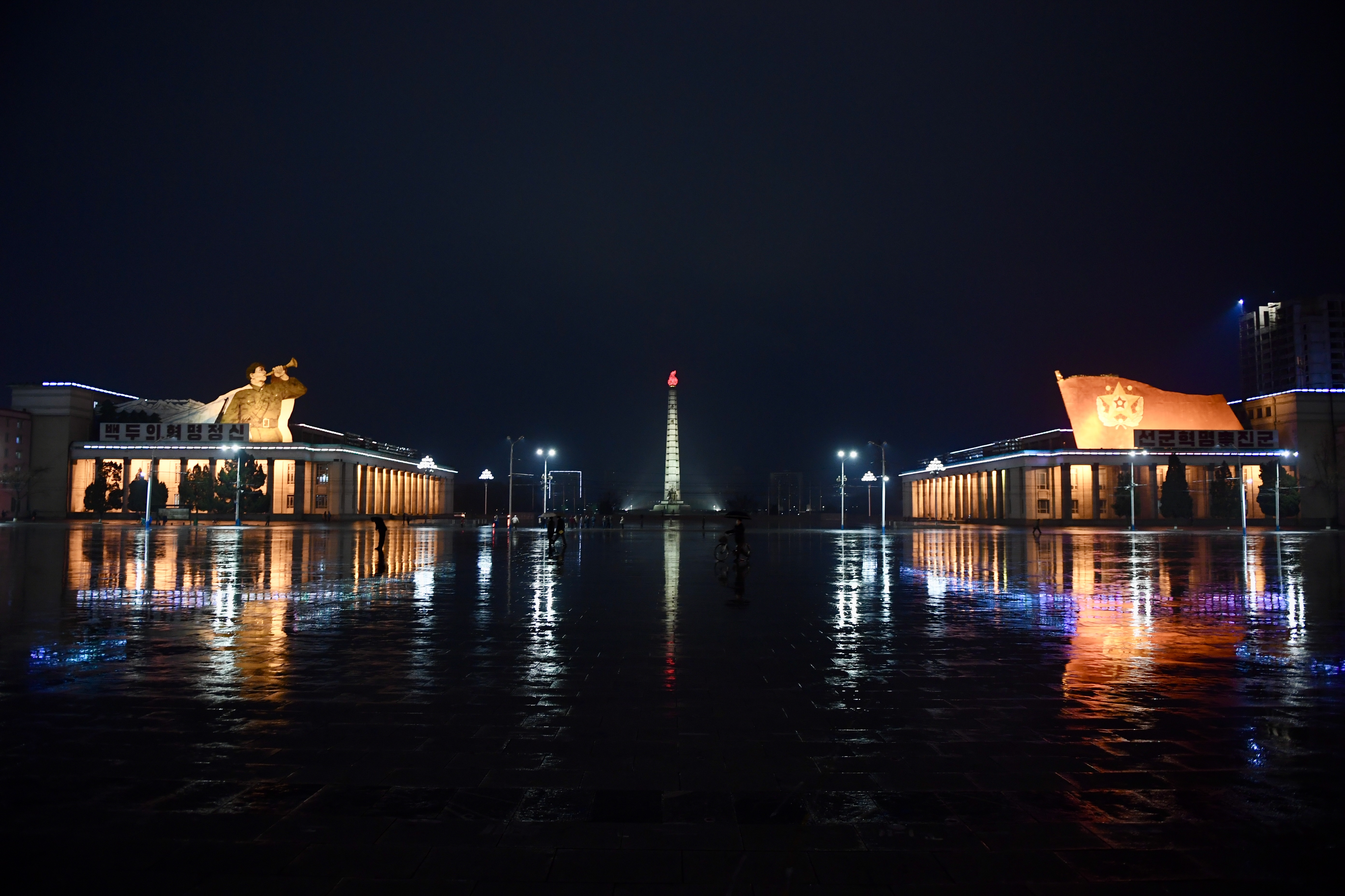 Der menschenleere Kim Il-Sung-Platz im n&auml;chtlichen Regen  