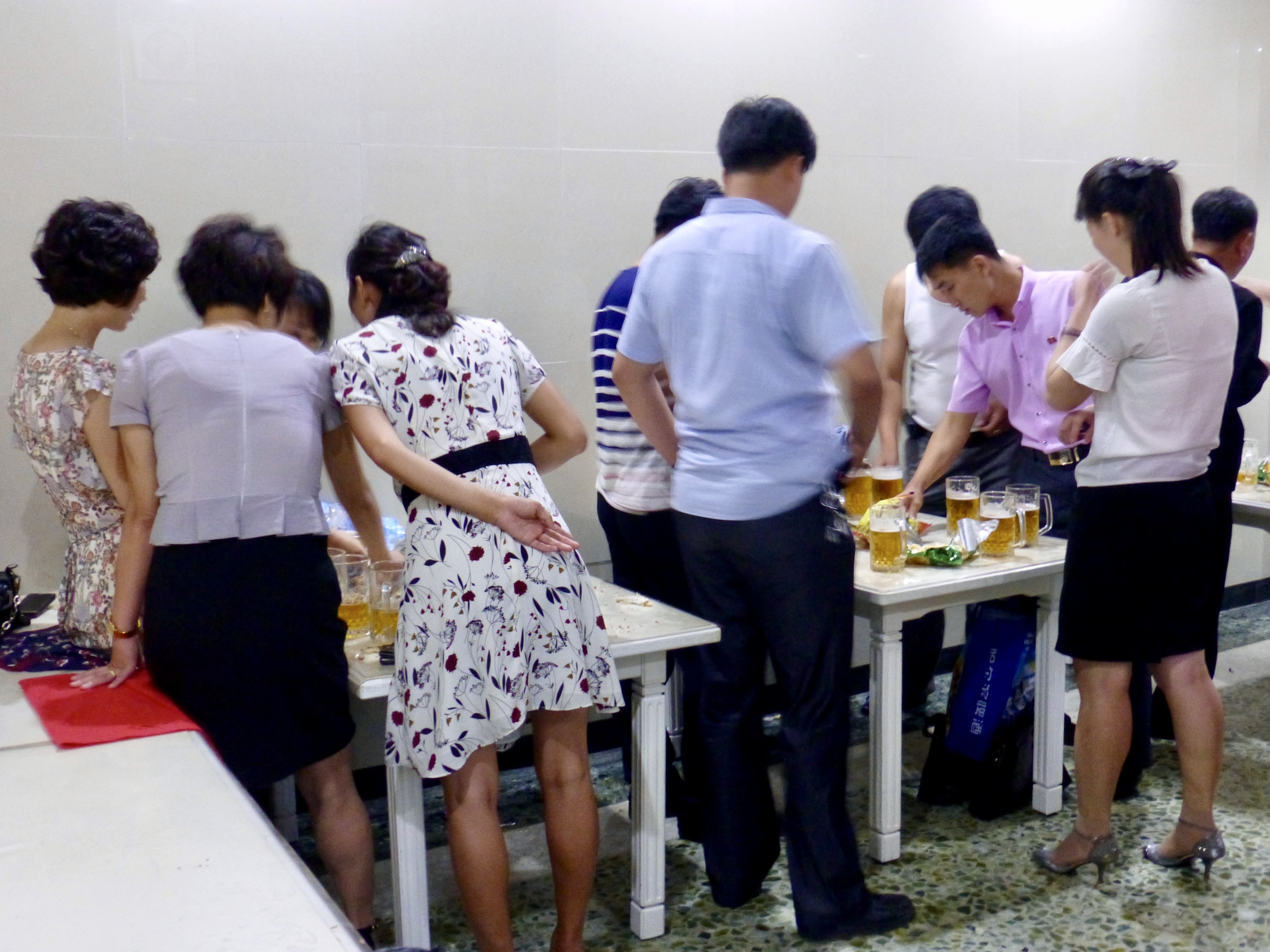 Was machen Nordkoreaner und Nordkoreanerinnen eigentlich nach der Arbeit? Zumindest f&uuml;r die hier abgebildeten Personen l&auml;sst sich konstatieren: Sie gehen auf ein Feierabendbier. 