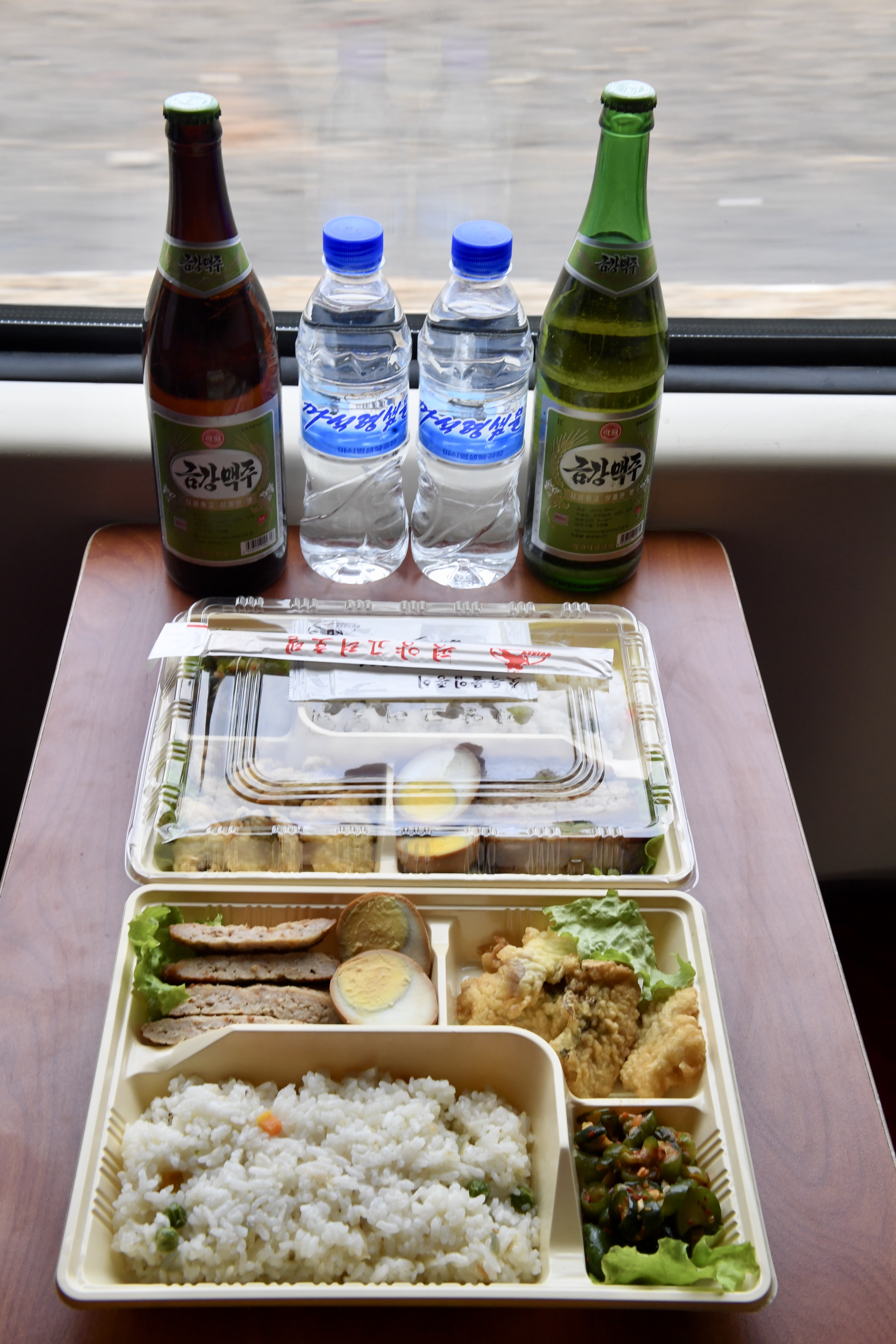 Lunchbox und Fl&uuml;ssignahrung im internationalen Zug nach Peking  