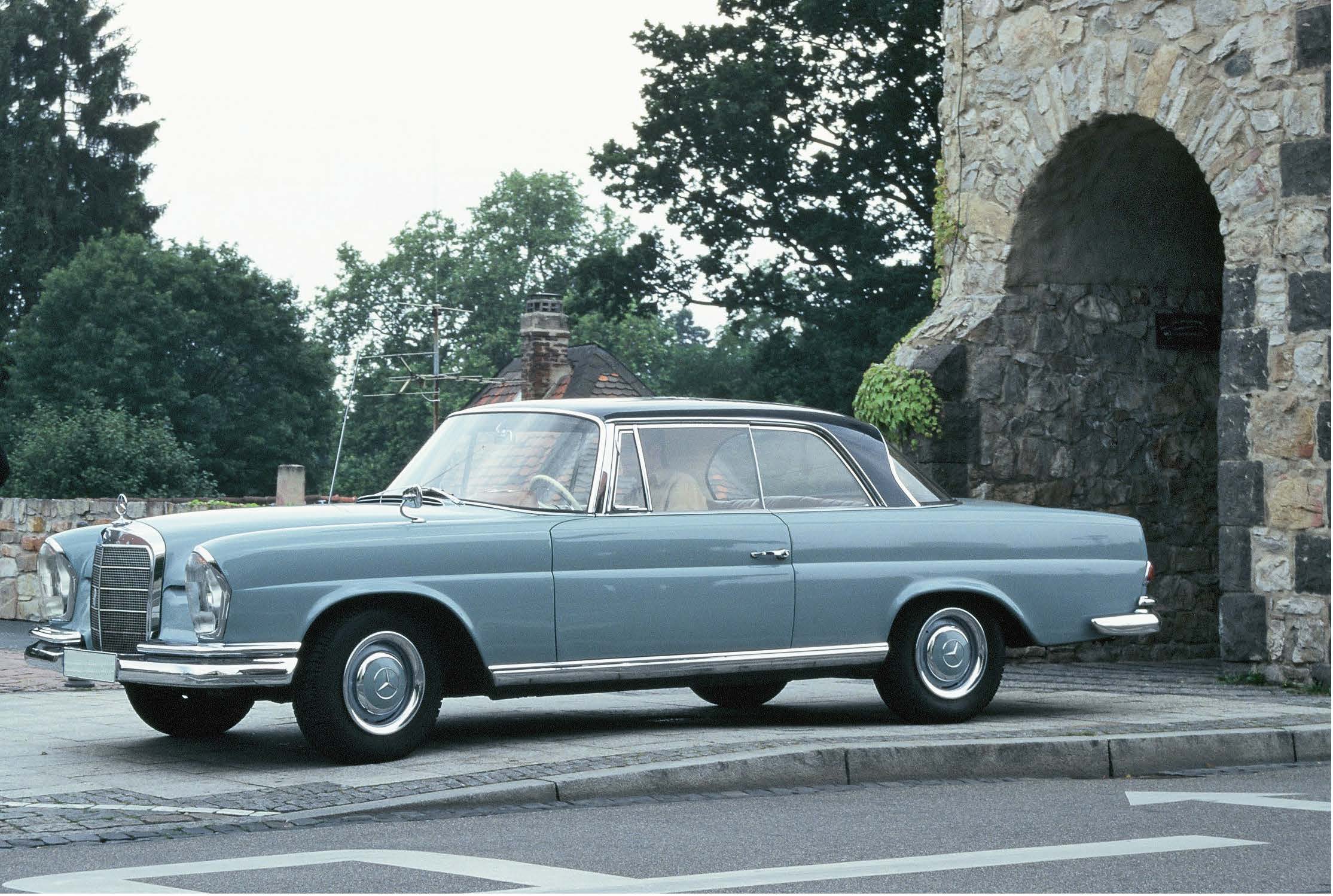 ein hellblauer Mercedes Benz W 108