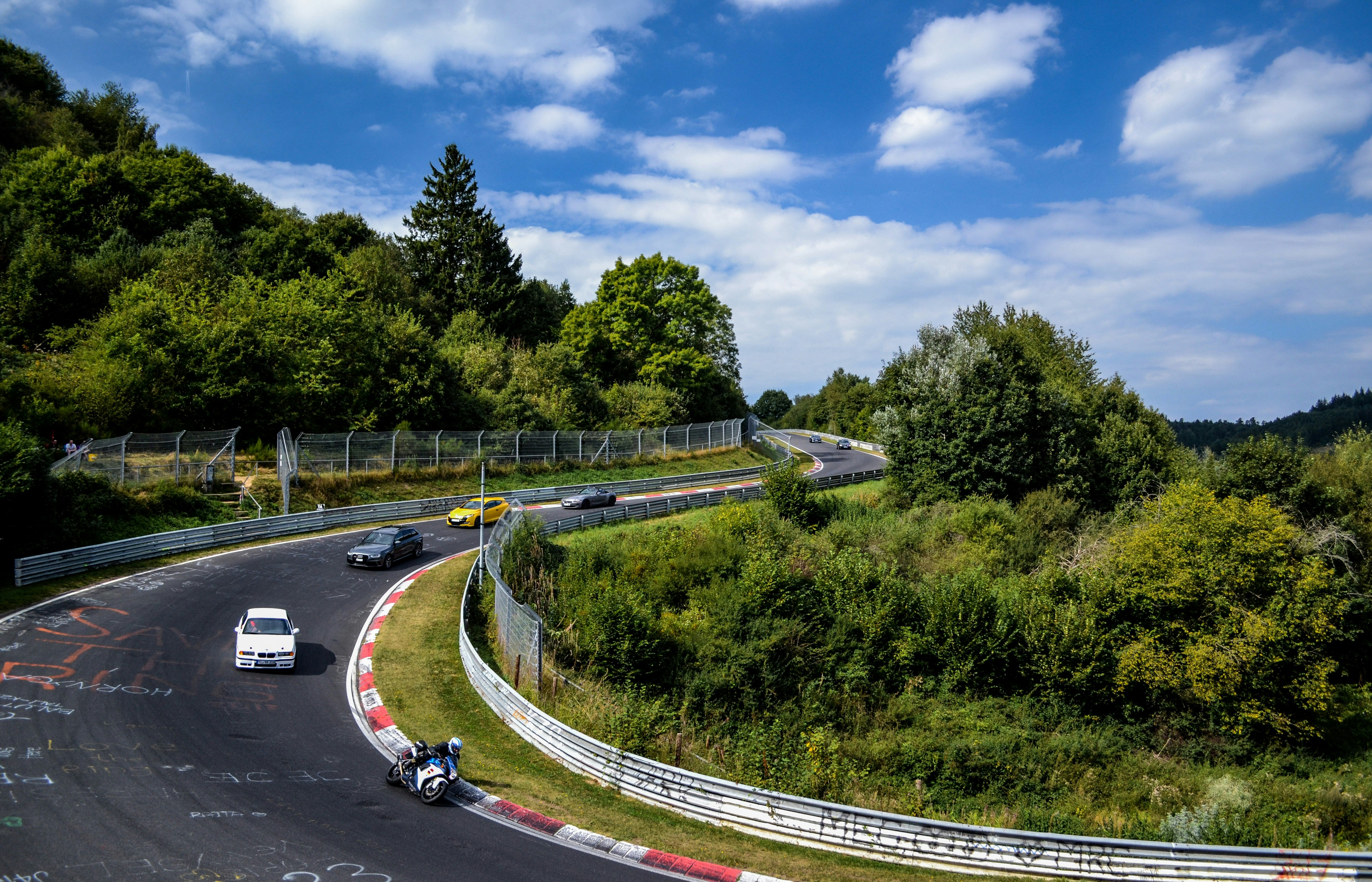 Rennwagen fahren auf dem Nürburgring Rennwagen fahren auf dem Nürburgring