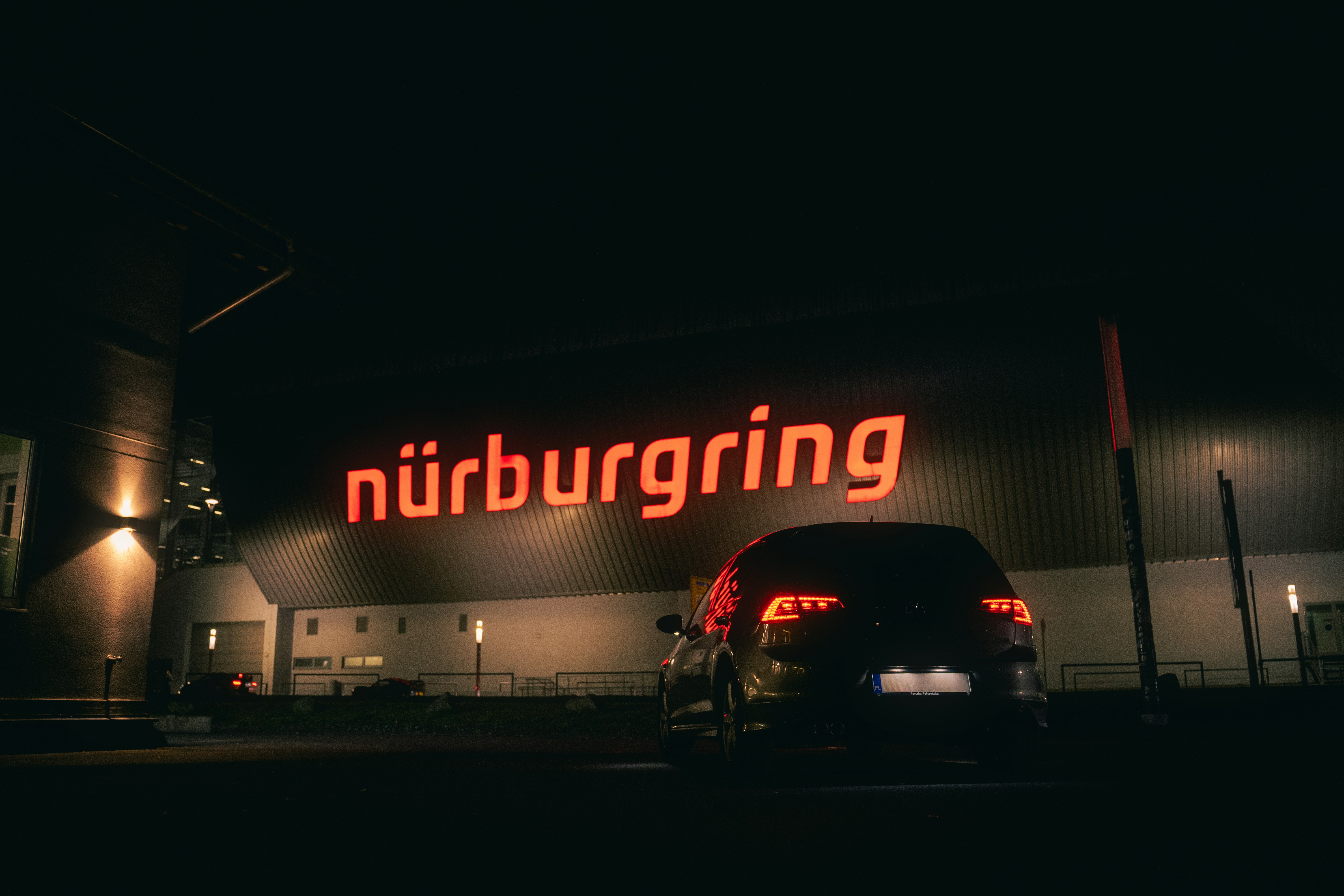 Auto steht vor dem Nürburgring Auto steht vor dem Nürburgring